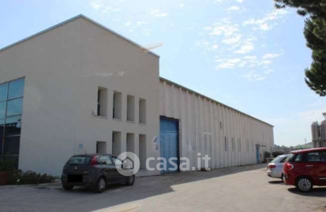 Capannone in commerciale in Via Enrico Fermi