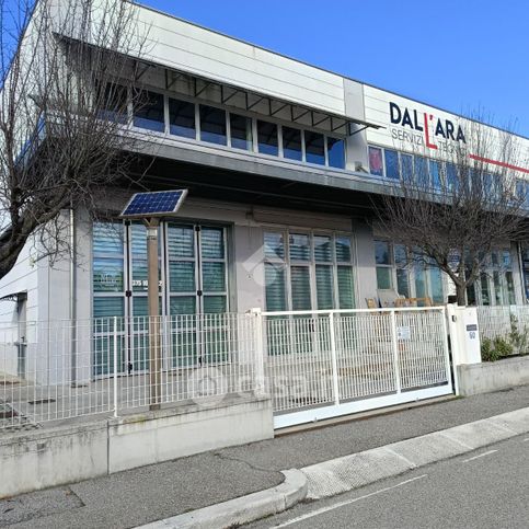 Capannone in commerciale in Via Serafino Ferruzzi 60