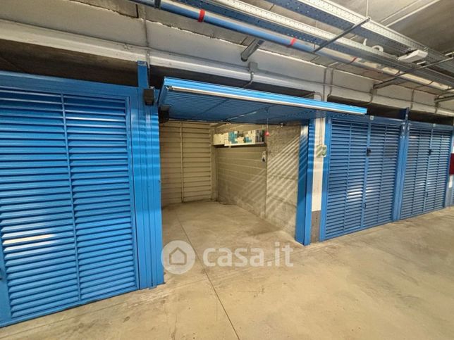 Box/posto auto in residenziale in Piazza Piemonte 14