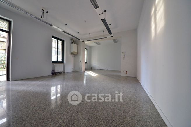 Ufficio in commerciale in Via San Bernardo 24