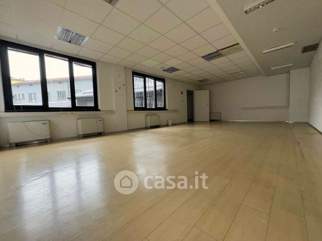 Ufficio in commerciale in Viale Edoardo Jenner 73