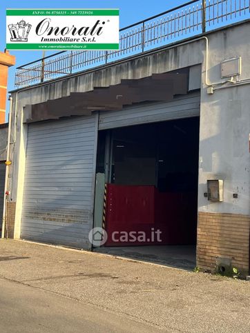 Capannone in commerciale in 