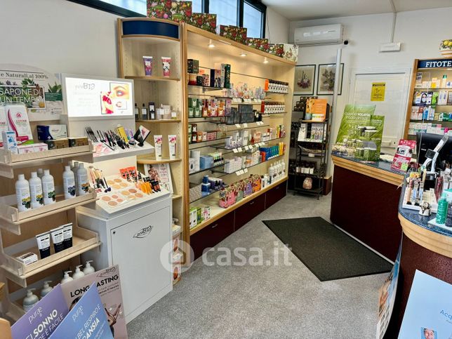 Attività/licenza (con o senza mura) in commerciale in Via di Casal Selce 296