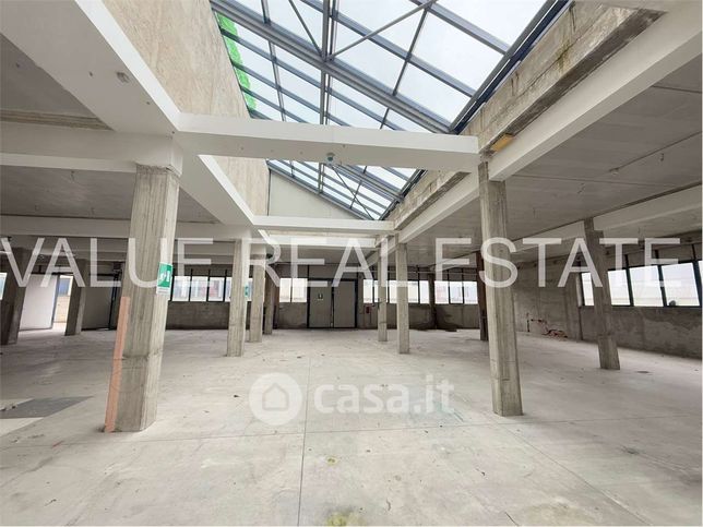 Capannone in commerciale in 