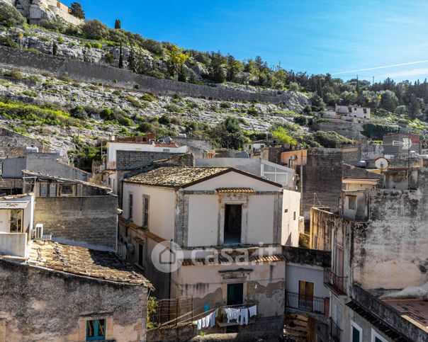 Casa indipendente in residenziale in Via Croce 16