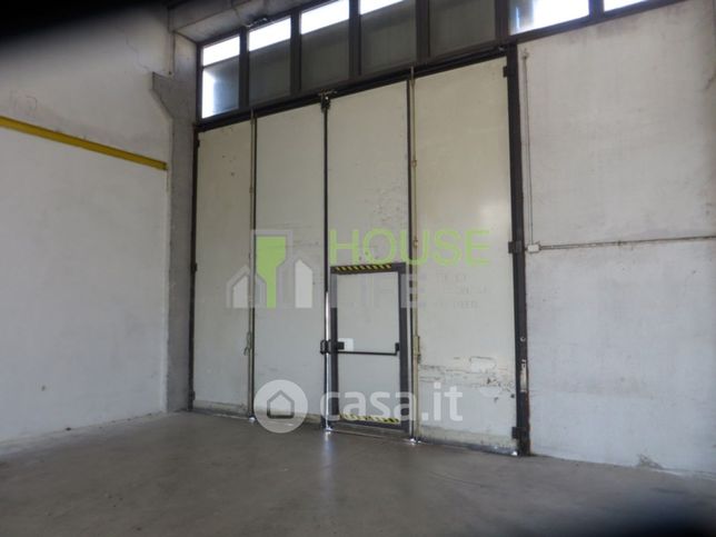 Capannone in commerciale in