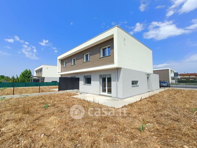 Casa bi/trifamiliare in residenziale in Via Adamello