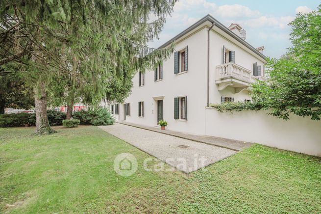 Villa in residenziale in 