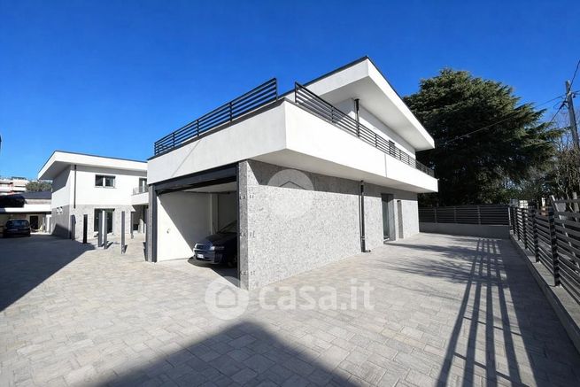 Villetta a schiera in residenziale in Via Alessandro Manzoni 21