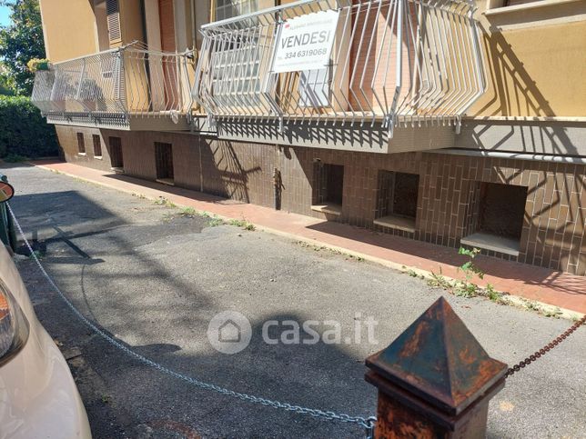 Box/posto auto in residenziale in Via Candido Bavera 12