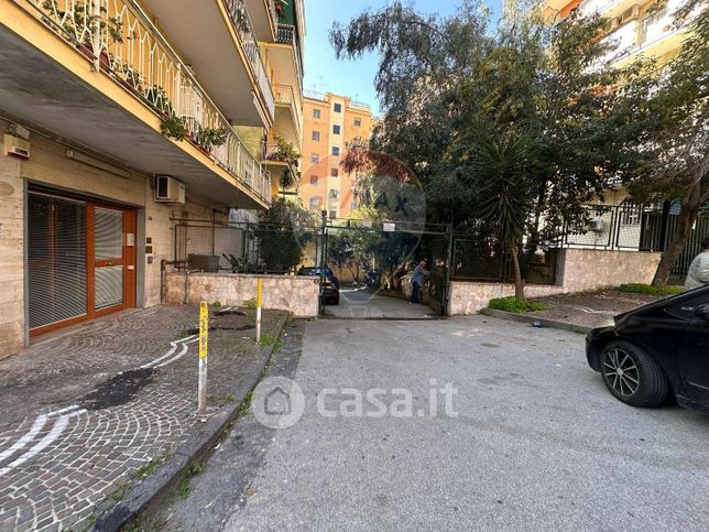 Garage/posto auto in residenziale in Viale Privato Farnese 4