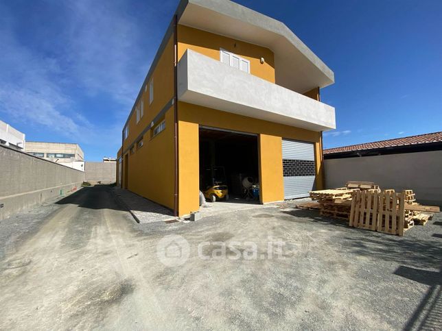 Capannone in commerciale in 
