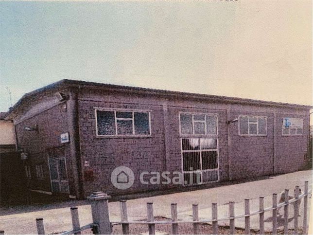 Capannone in commerciale in Via Aldo Moro 25