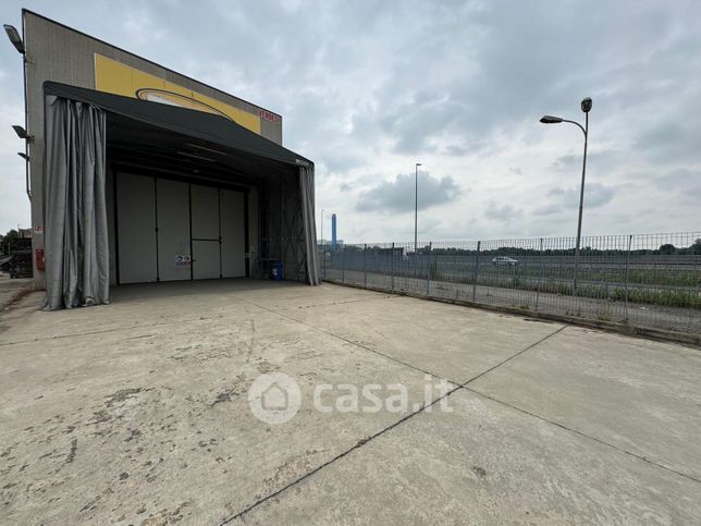 Capannone in commerciale in Via San Felice 33
