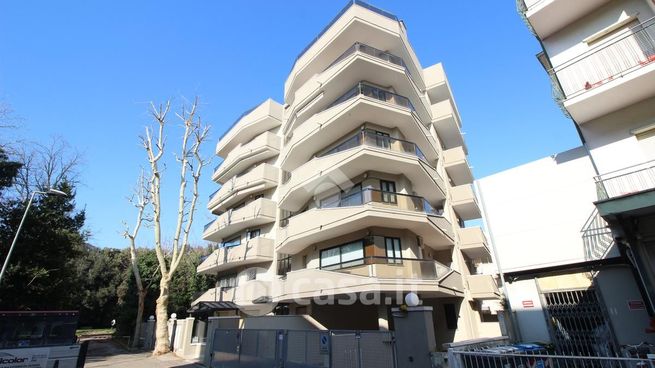 Box/posto auto in residenziale in Viale Zanzur 19