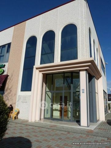Ufficio in commerciale in 
