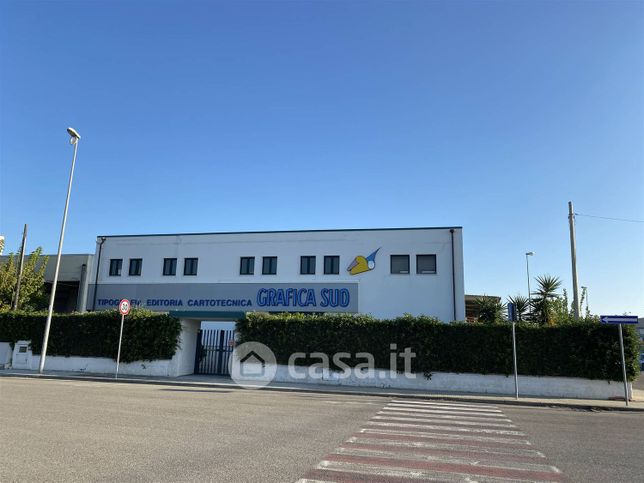 Capannone in commerciale in 