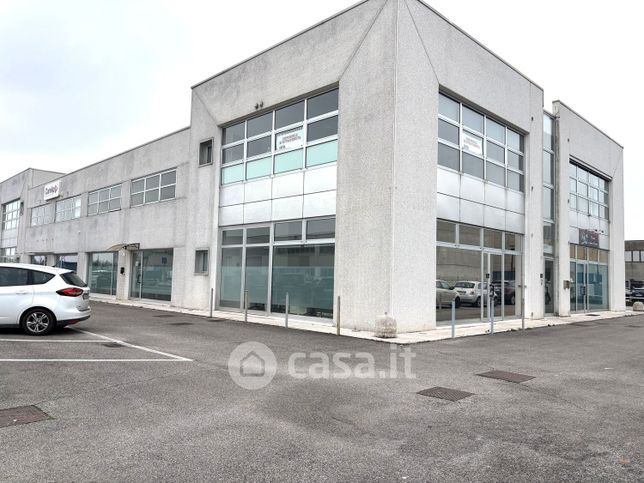 Ufficio in commerciale in 