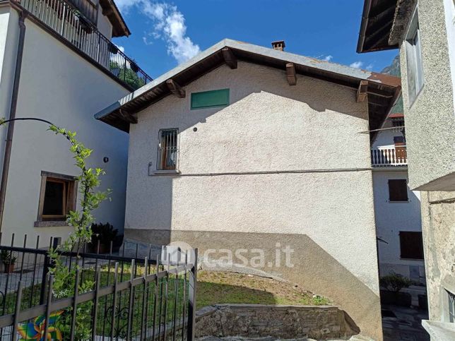 Casa bi/trifamiliare in residenziale in 