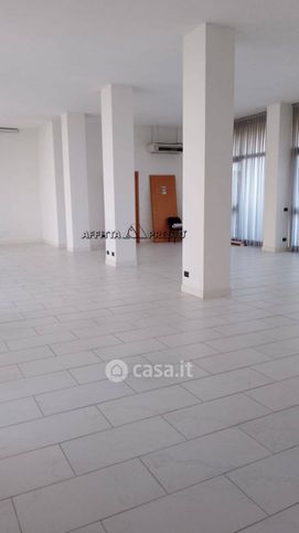 Ufficio in commerciale in 