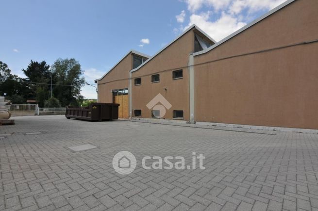 Capannone in commerciale in Via Antonio Labriola 2
