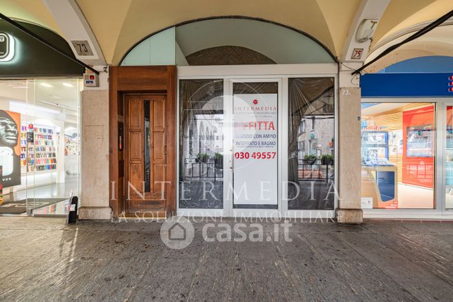 Negozio/locale commerciale in commerciale in Via X Giornate 71