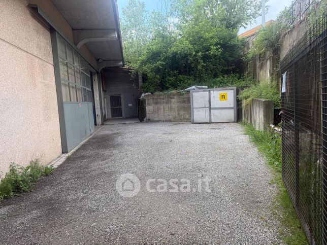 Capannone in commerciale in 