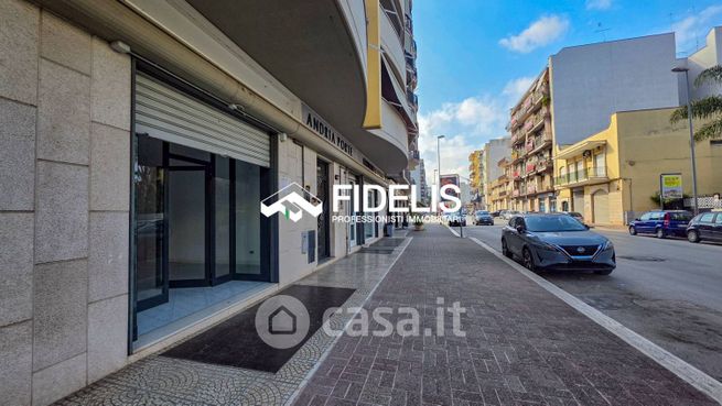 Negozio/locale commerciale in commerciale in Via Barletta 159