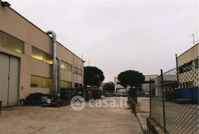 Capannone in commerciale in Via U. la Malfa