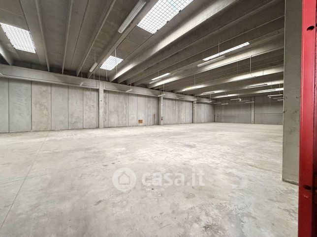 Capannone in commerciale in Via Castellana 71