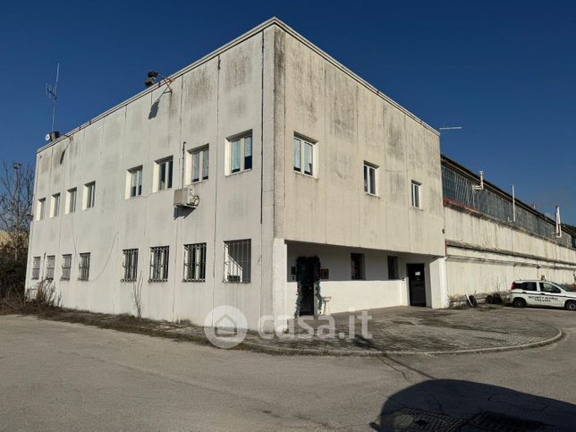 Capannone in commerciale in Via Asi Consortile 7