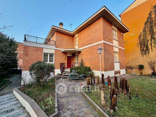 Casa bi/trifamiliare in residenziale in 