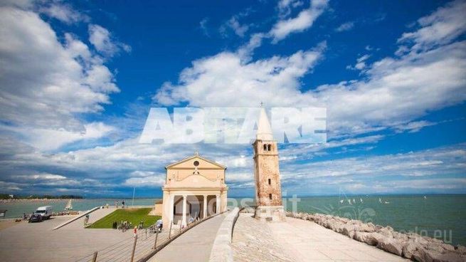 Attivitã /licenza (con o senza mura) in commerciale in Lungomare Trieste 50