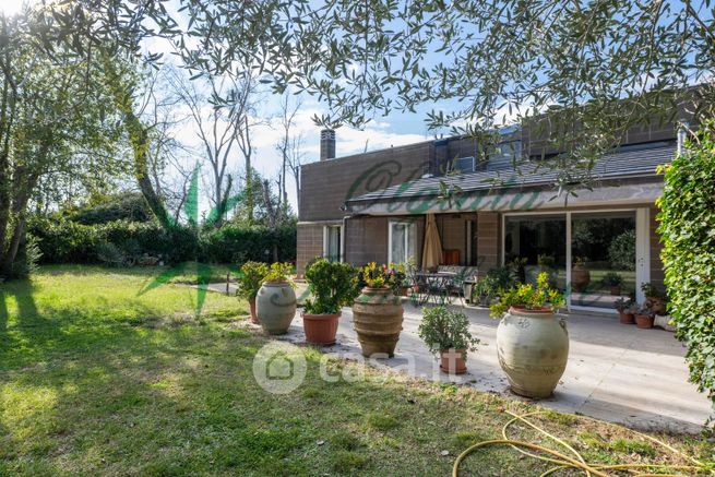 Casa bi/trifamiliare in residenziale in Largo Olgiata 15