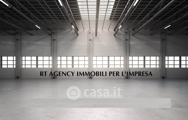 Capannone in commerciale in 