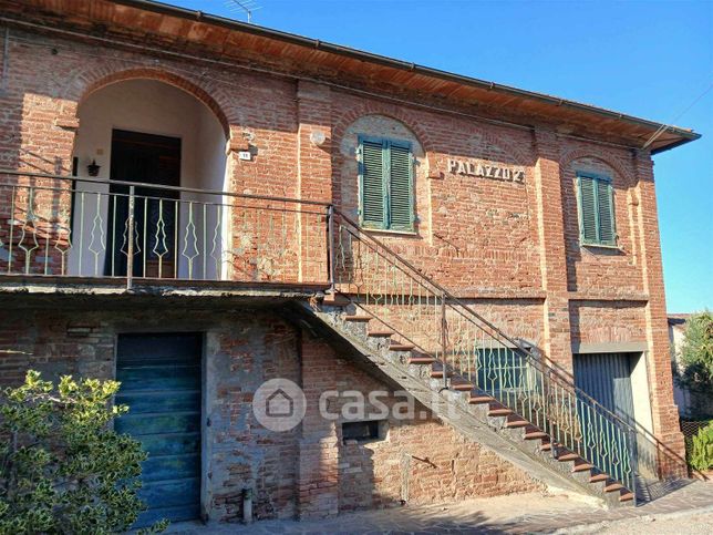 Casa bi/trifamiliare in residenziale in 