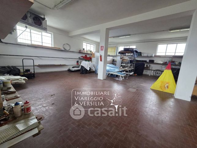 Capannone in commerciale in Via Sarzanese