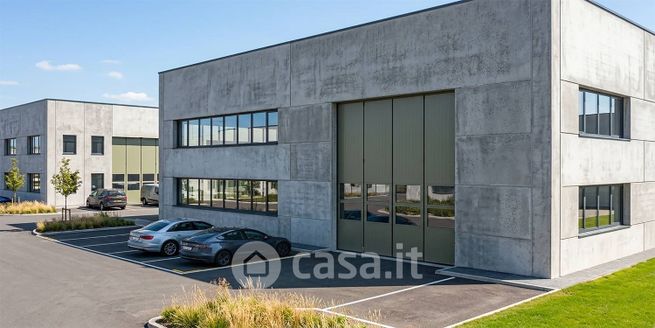 Capannone in commerciale in 