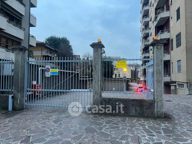 Box/posto auto in residenziale in Via Carlo Meda 15