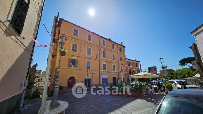 Negozio/locale commerciale in commerciale in Piazza Roma 5