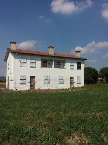 Casa bi/trifamiliare in residenziale in 