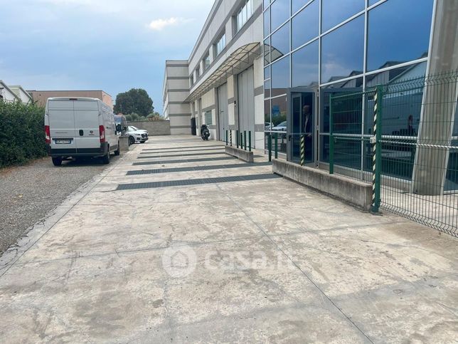 Capannone in commerciale in 