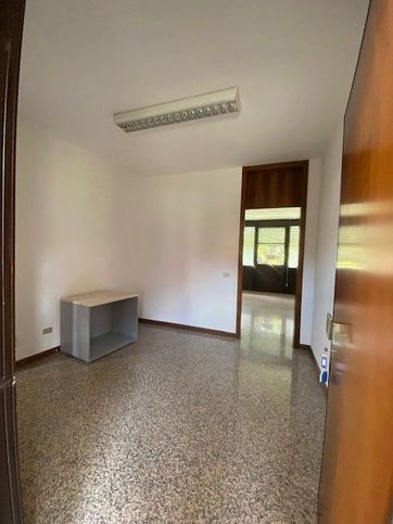 Ufficio in commerciale in 