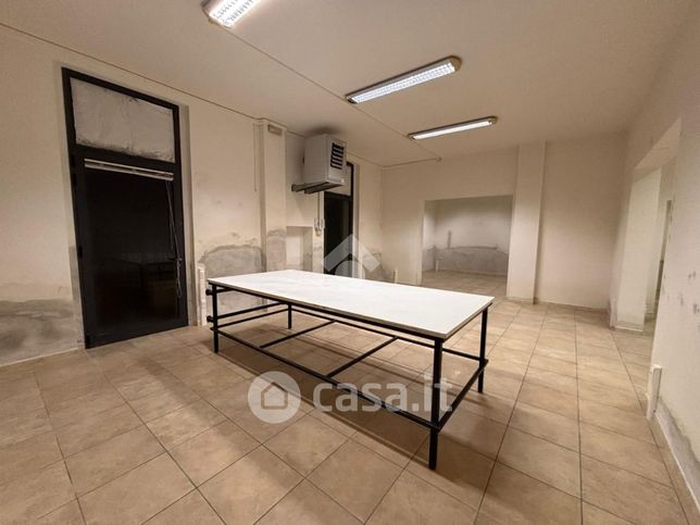Capannone in commerciale in Via Cilembrini 11