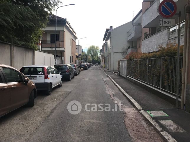 Garage/posto auto in residenziale in Via Francesco Baracca 7