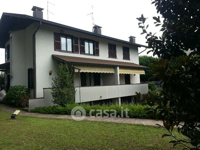 Casa bi/trifamiliare in residenziale in