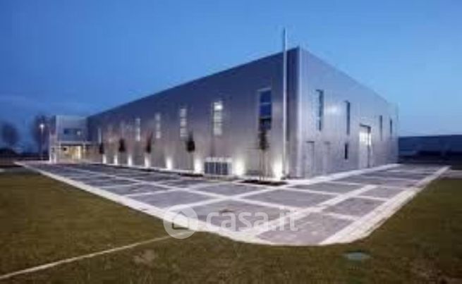 Capannone in commerciale in