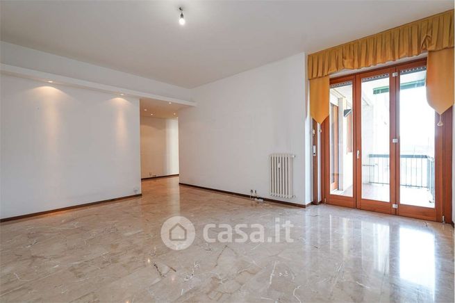 Appartamento in residenziale in Via GiosuÃ¨ Carducci 9