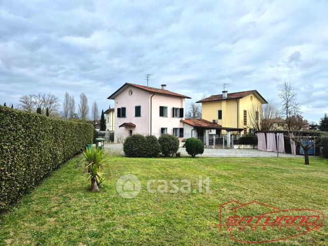 Villa in residenziale in Via Nuova di Guamo 44