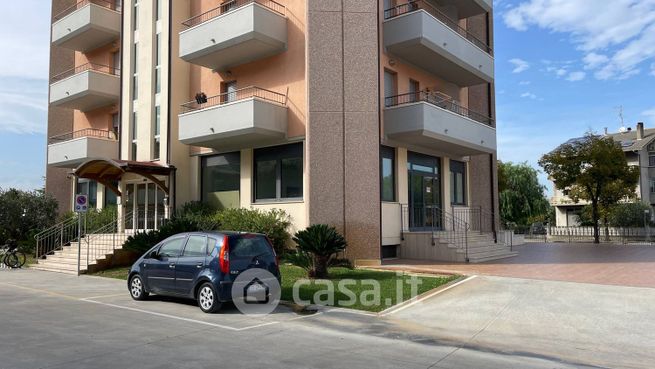 Ufficio in commerciale in Via Bonifica del Tronto